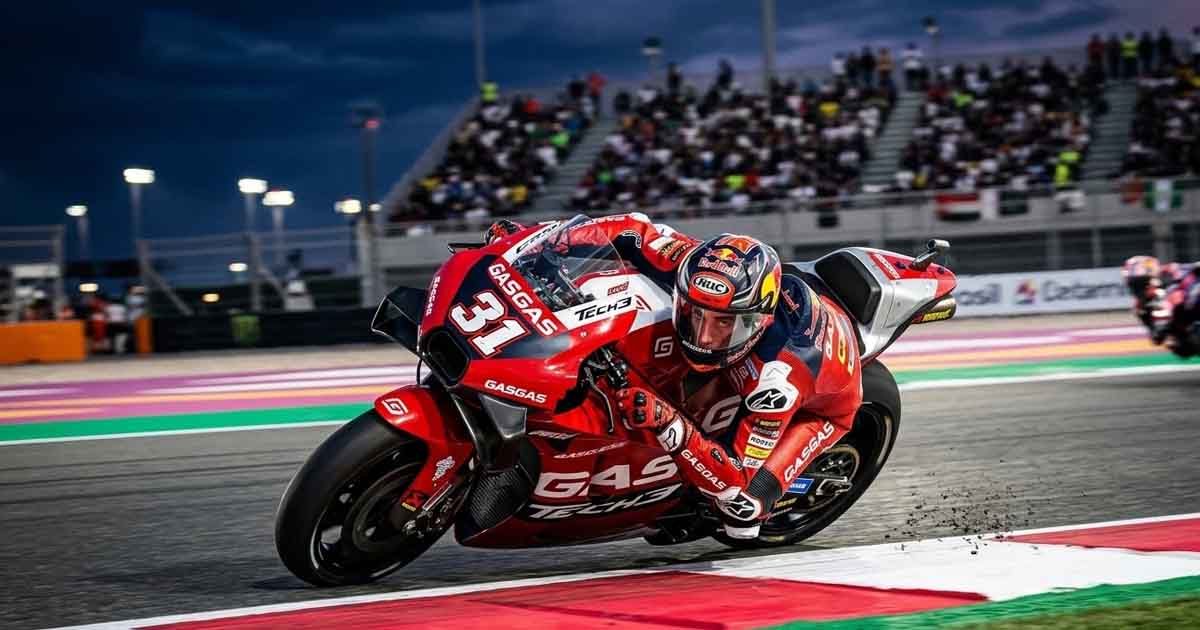 موتو جي بي الدوحة: أكوستا الشاب يُحتج بقوة ويُعلن نفسه مزاحمًا حقيقيًا للقب